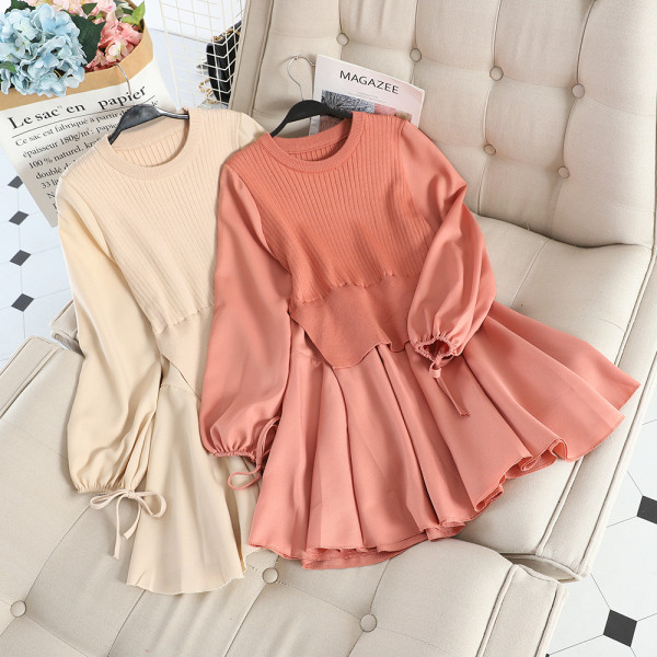 Alkalmi női ruha modell ovális nyakkivágással és hosszú ujjakkal