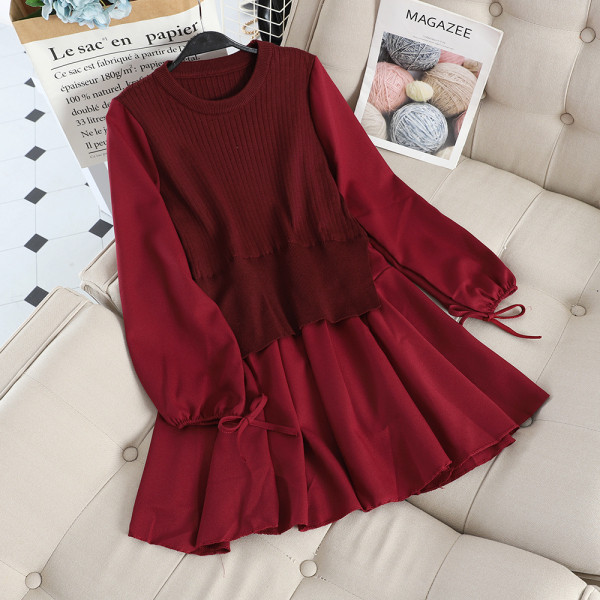 Alkalmi női ruha modell ovális nyakkivágással és hosszú ujjakkal