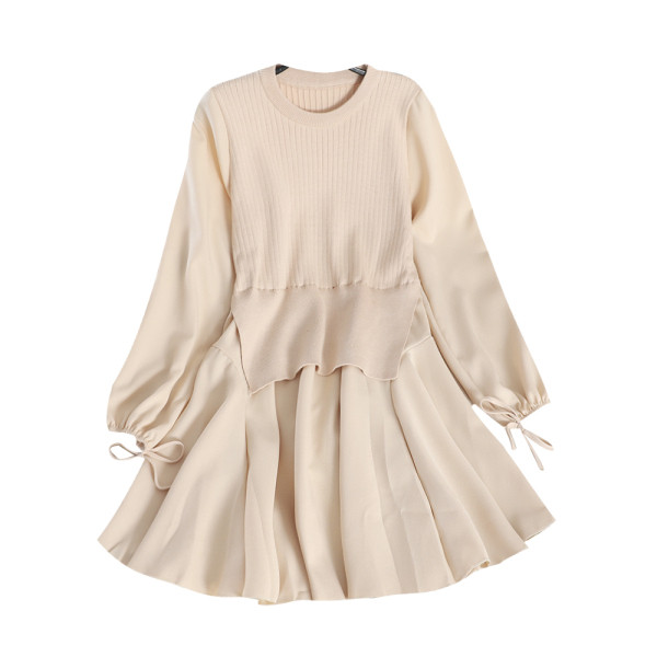 Alkalmi női ruha modell ovális nyakkivágással és hosszú ujjakkal