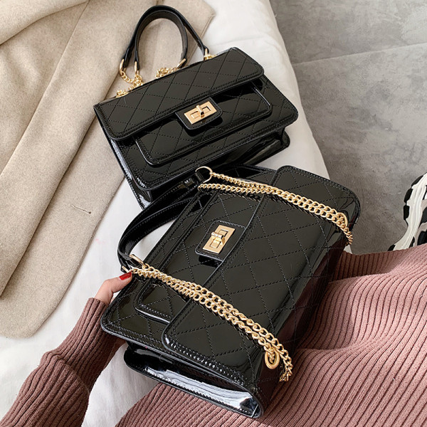 Női táska hosszú fémlánccal, öko bőrből