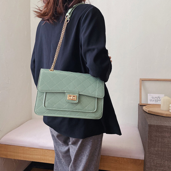 Női táska hosszú fémlánccal, öko bőrből