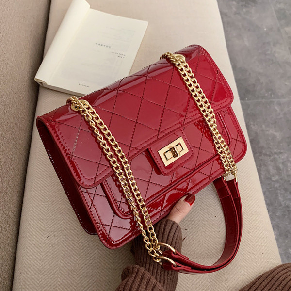 Női táska hosszú fémlánccal, öko bőrből