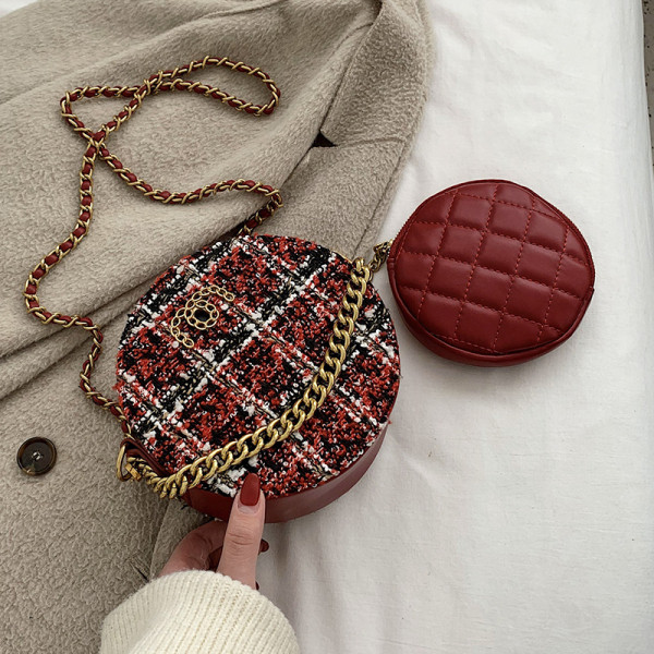 Kör alakú női táska hosszú lánccal