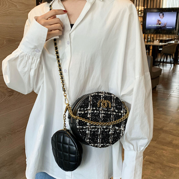 Kör alakú női táska hosszú lánccal