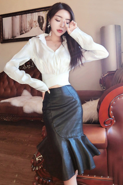 Új modell szabású fekete bőr ruha