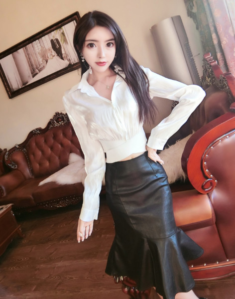 Új modell szabású fekete bőr ruha