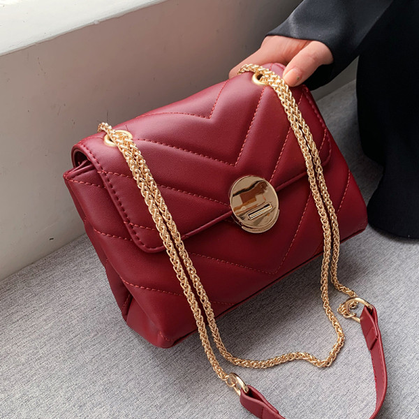 Eko bőrből készült stílusos női táska, hosszú fém fogantyúval