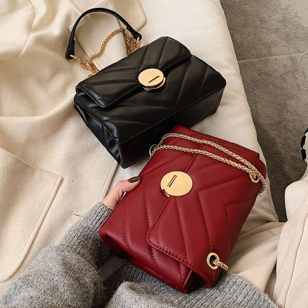 Eko bőrből készült stílusos női táska, hosszú fém fogantyúval