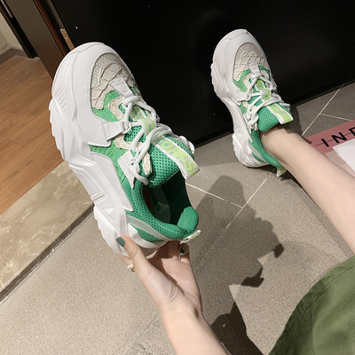 Alkalmi női tornacipő lapos talppal és színes nyakkendőkkel