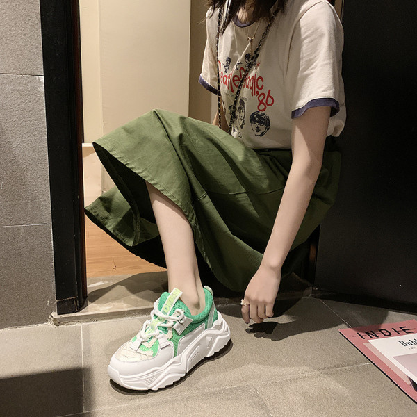 Alkalmi női tornacipő lapos talppal és színes nyakkendőkkel