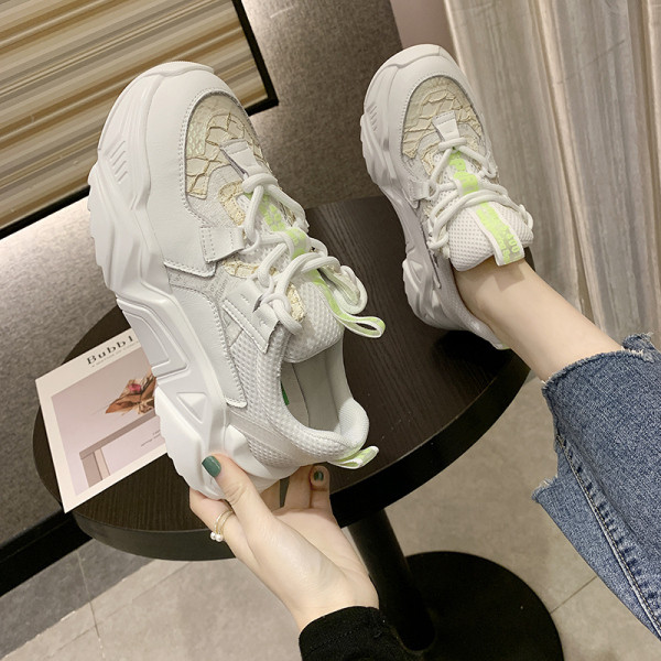 Alkalmi női tornacipő lapos talppal és színes nyakkendőkkel