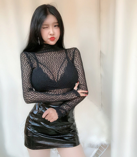 Testre szabott átlátszó blúz pólógallérral és hosszú ujjal