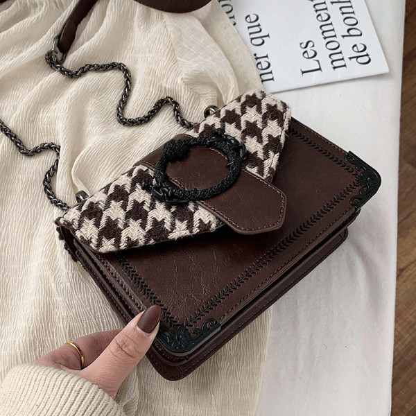 Fém csattal és hosszú füllel ellátott női táska