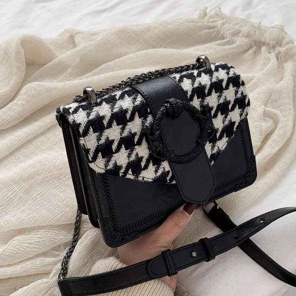 Fém csattal és hosszú füllel ellátott női táska