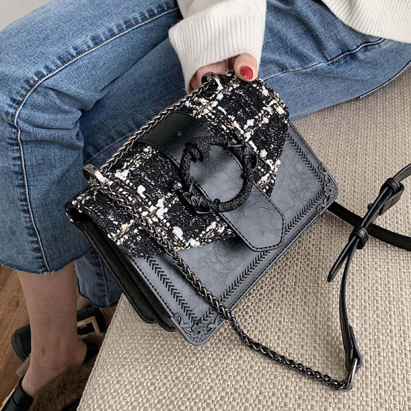 Fém csattal és hosszú füllel ellátott női táska