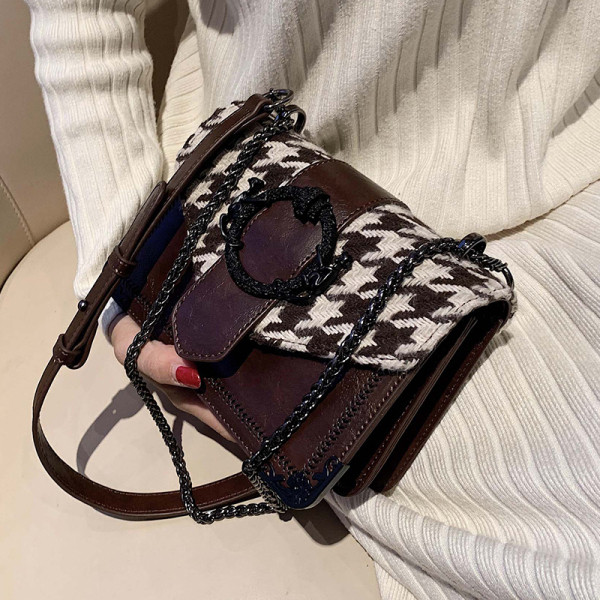 Fém csattal és hosszú füllel ellátott női táska