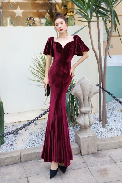 Stílusos, hosszú női ruha rövid ujjú, spitz bársony nyakkivágással