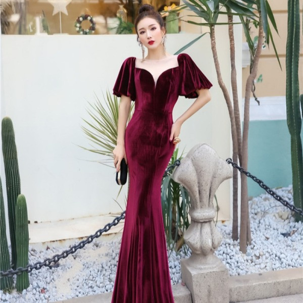 Stílusos, hosszú női ruha rövid ujjú, spitz bársony nyakkivágással