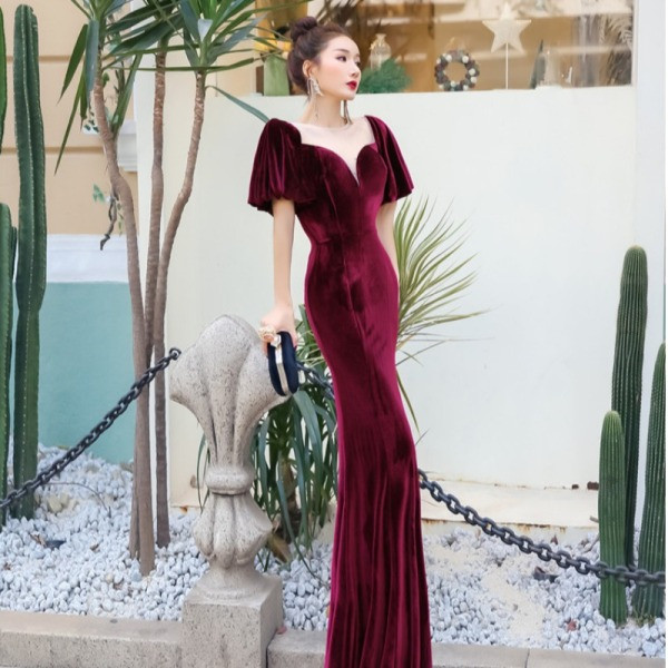 Stílusos, hosszú női ruha rövid ujjú, spitz bársony nyakkivágással