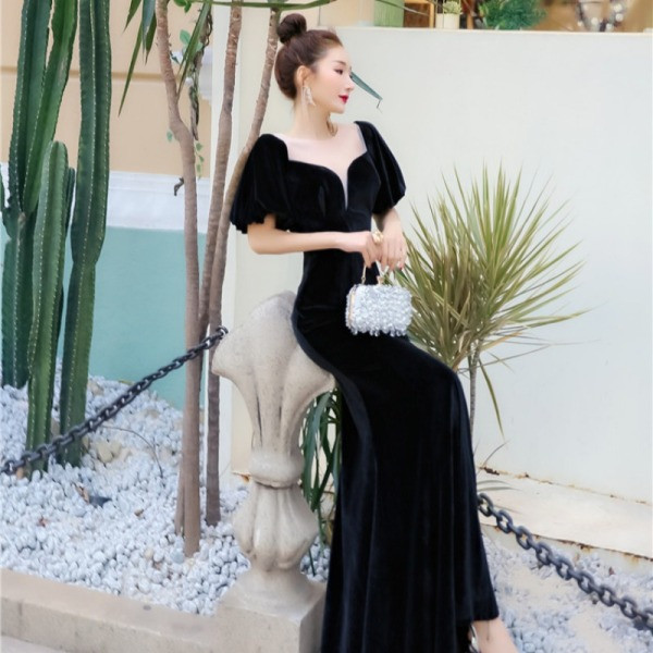 Stílusos, hosszú női ruha rövid ujjú, spitz bársony nyakkivágással