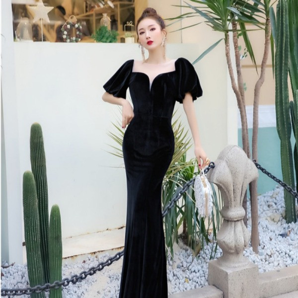 Stílusos, hosszú női ruha rövid ujjú, spitz bársony nyakkivágással