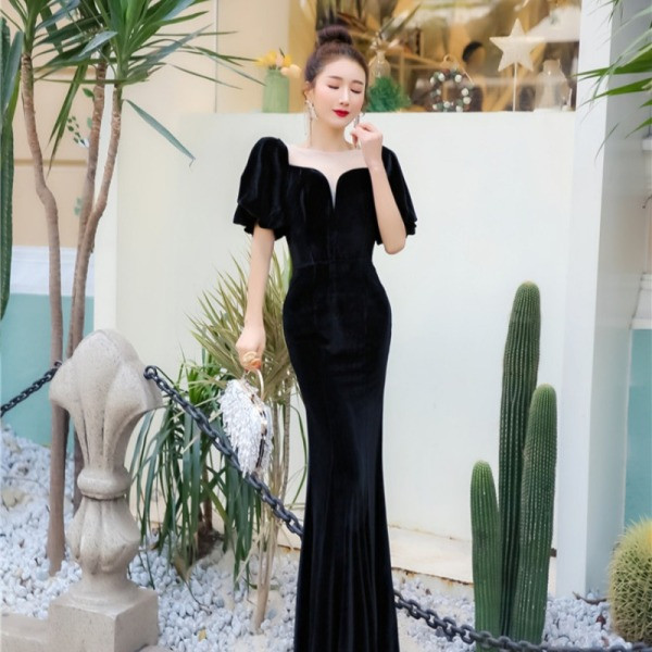 Stílusos, hosszú női ruha rövid ujjú, spitz bársony nyakkivágással