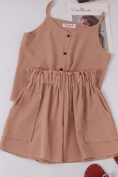 Napi, kétrészes nyári szett, amely egy felsőt és egy rövidnadrágot tartalmaz