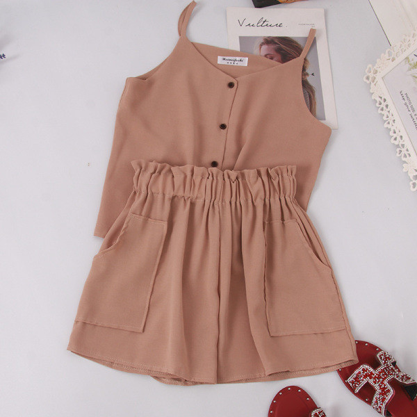 Napi, kétrészes nyári szett, amely egy felsőt és egy rövidnadrágot tartalmaz