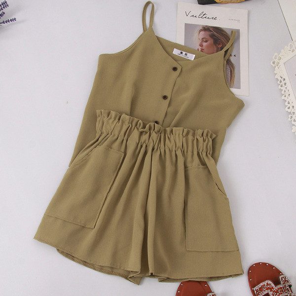 Napi, kétrészes nyári szett, amely egy felsőt és egy rövidnadrágot tartalmaz