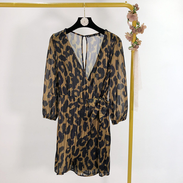 Rövid, leopárdmintás tüllruha V-nyakkal