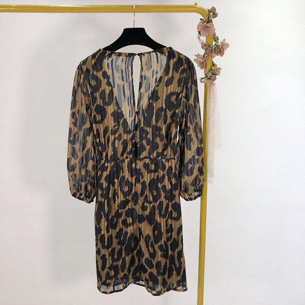 Rövid, leopárdmintás tüllruha V-nyakkal