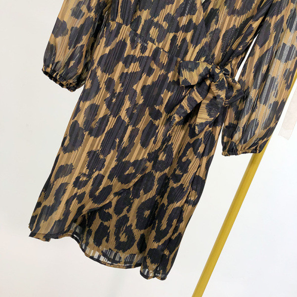 Rövid, leopárdmintás tüllruha V-nyakkal