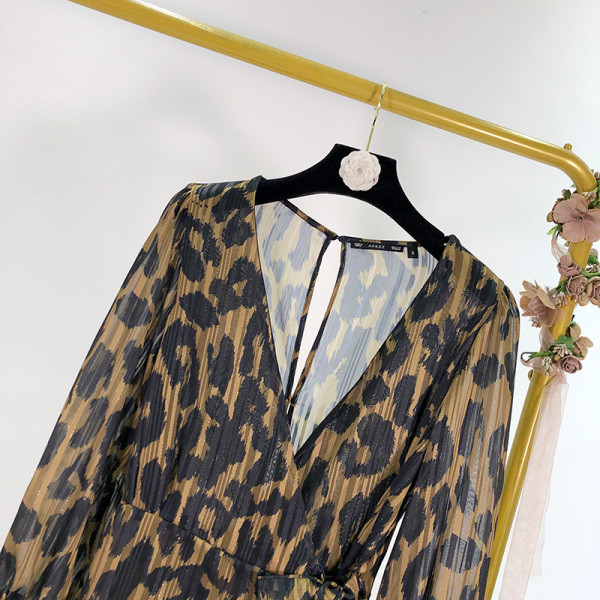 Rövid, leopárdmintás tüllruha V-nyakkal