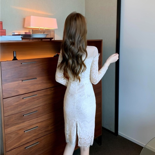 Stílusos női csipkeruha hosszú ujjal és csupasz váll