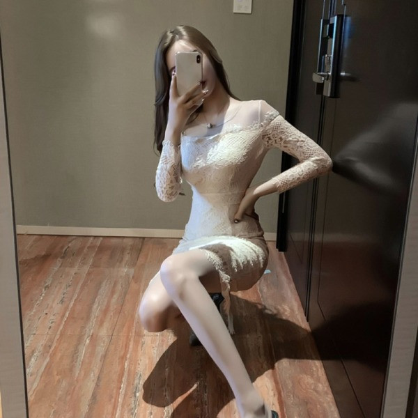 Stílusos női csipkeruha hosszú ujjal és csupasz váll