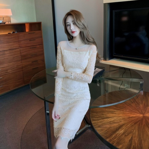 Stílusos női csipkeruha hosszú ujjal és csupasz váll