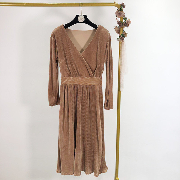 Női kivágott bársonyruha V-nyakkal