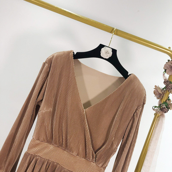 Női kivágott bársonyruha V-nyakkal