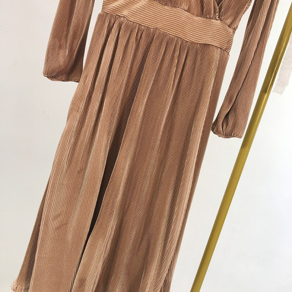 Női kivágott bársonyruha V-nyakkal