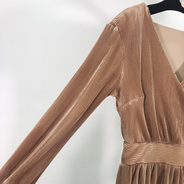 Női kivágott bársonyruha V-nyakkal