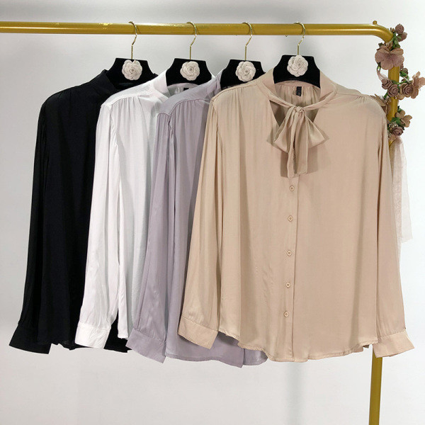 Női ing széles modell szalaggal a nyakkivágáson és gombokkal