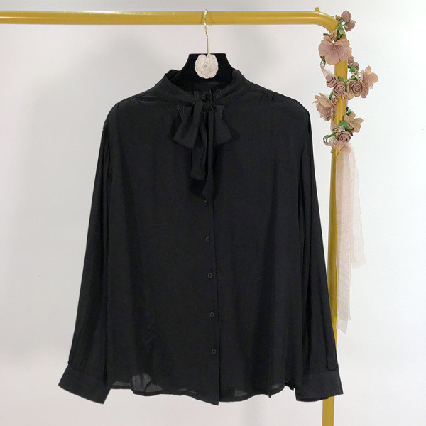 Női ing széles modell szalaggal a nyakkivágáson és gombokkal