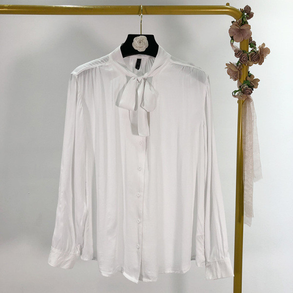 Női ing széles modell szalaggal a nyakkivágáson és gombokkal