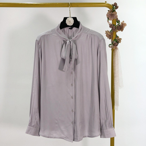 Női ing széles modell szalaggal a nyakkivágáson és gombokkal