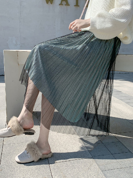 Rakott női bársony szoknya tüllel és fényes hatással