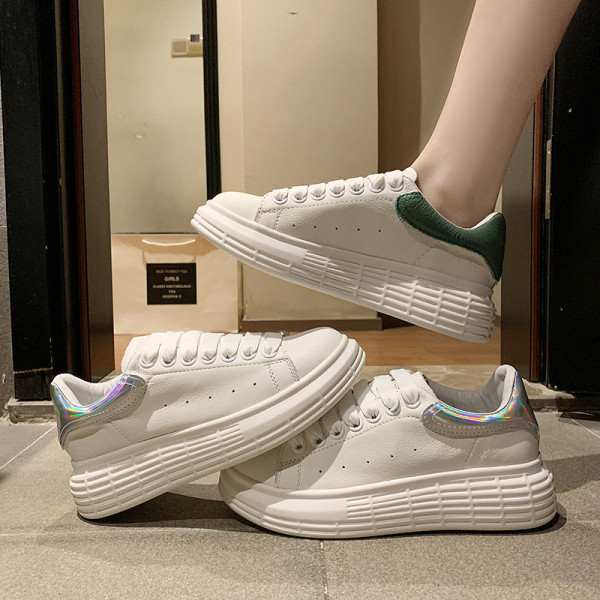 Alkalmi női tornacipő lapos talppal, fehér színben