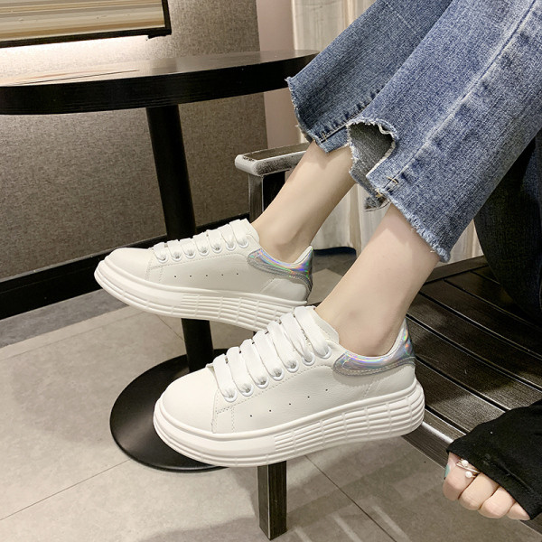 Alkalmi női tornacipő lapos talppal, fehér színben