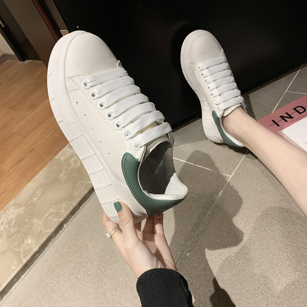 Alkalmi női tornacipő lapos talppal, fehér színben