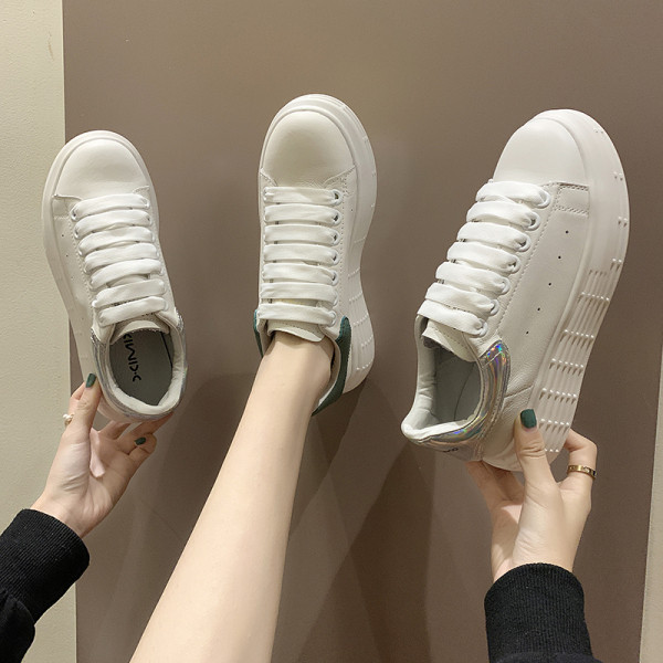 Alkalmi női tornacipő lapos talppal, fehér színben