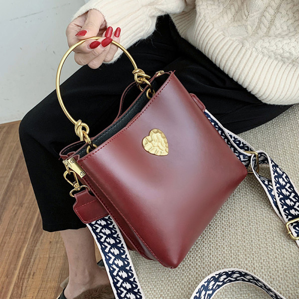 Modern női táska rövid fém fogantyúval